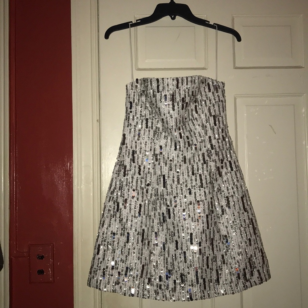 ALICE AND OLIVIA!! Beautiful sequins dress